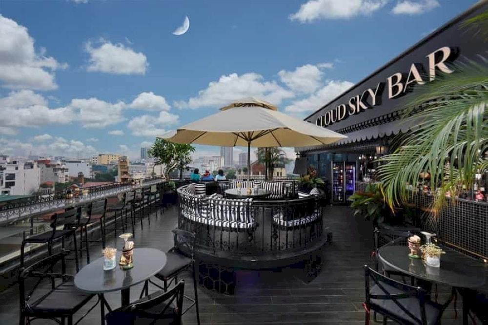 If you’re looking for a lively bar with an energetic crowd and great city views, this is the place to be